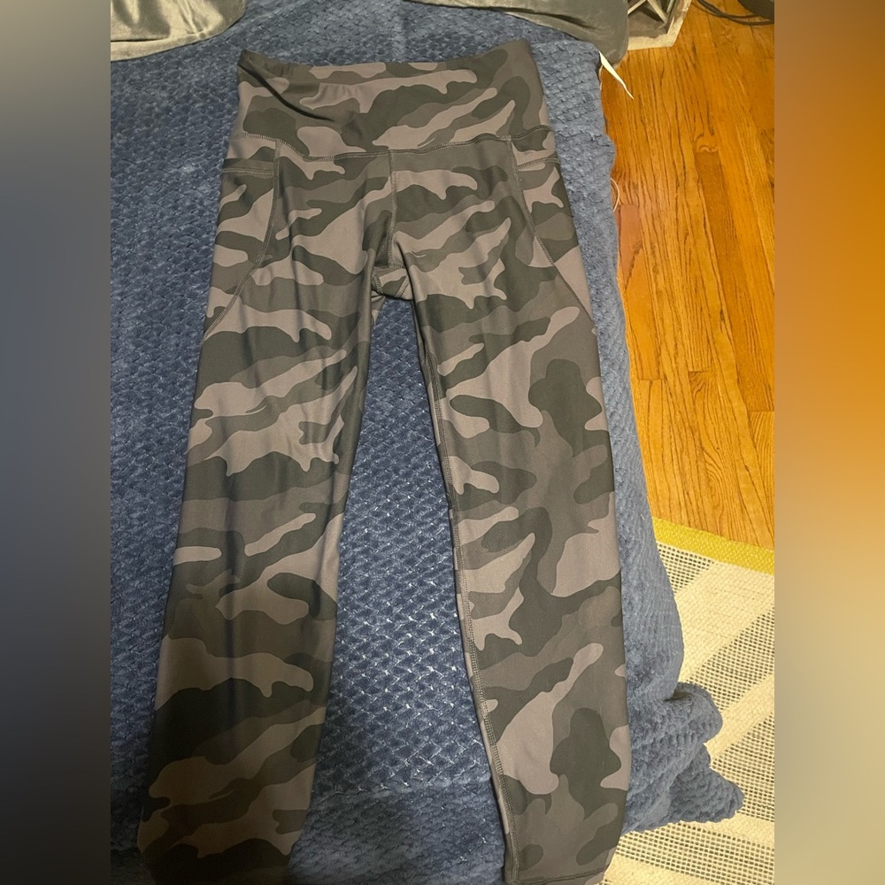 Old Navy powersoft grey camo 7/8 leggings L